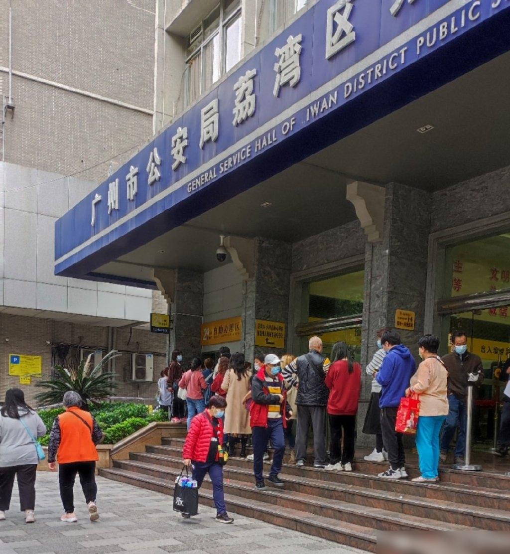 廣州網民指,自助簽注機大排長龍。(互聯網)