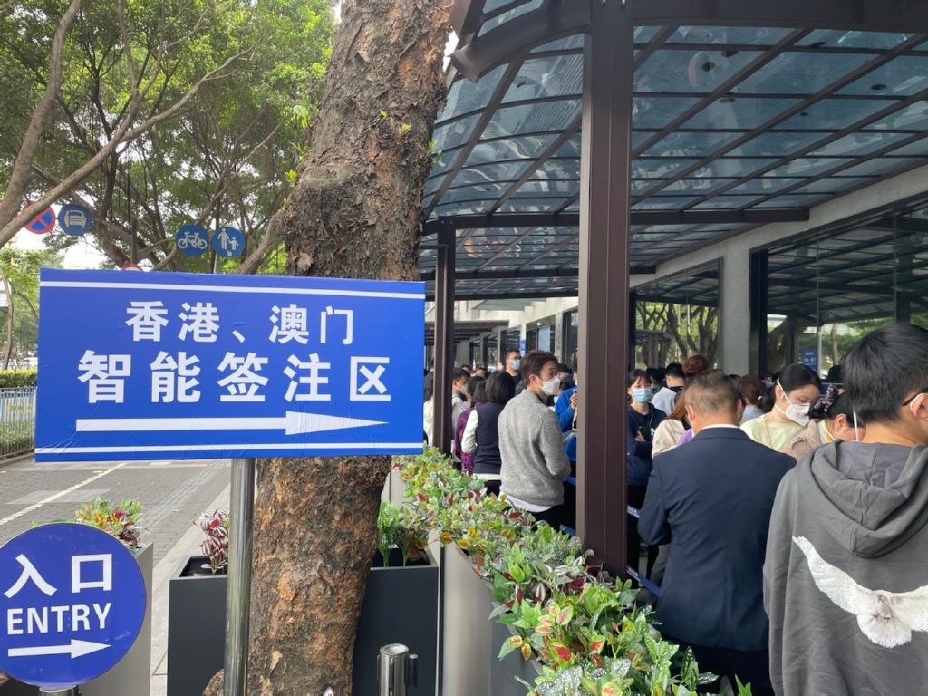 深圳南山公安分局的自助簽注機大排長龍。(互聯網)