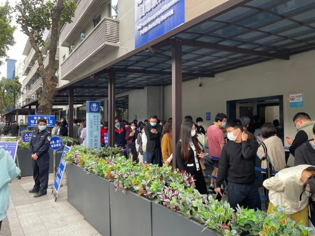 深圳南山公安分局的自助簽注機大排長龍。(互聯網)