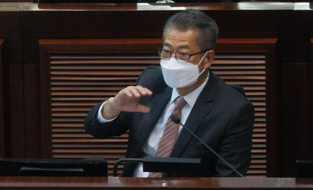 陳茂波盼大家諒解派的糖沒有那麼甜,強調「不能打腫臉皮充闊佬」。圖為他今早出席立法會。(蘇文傑攝)