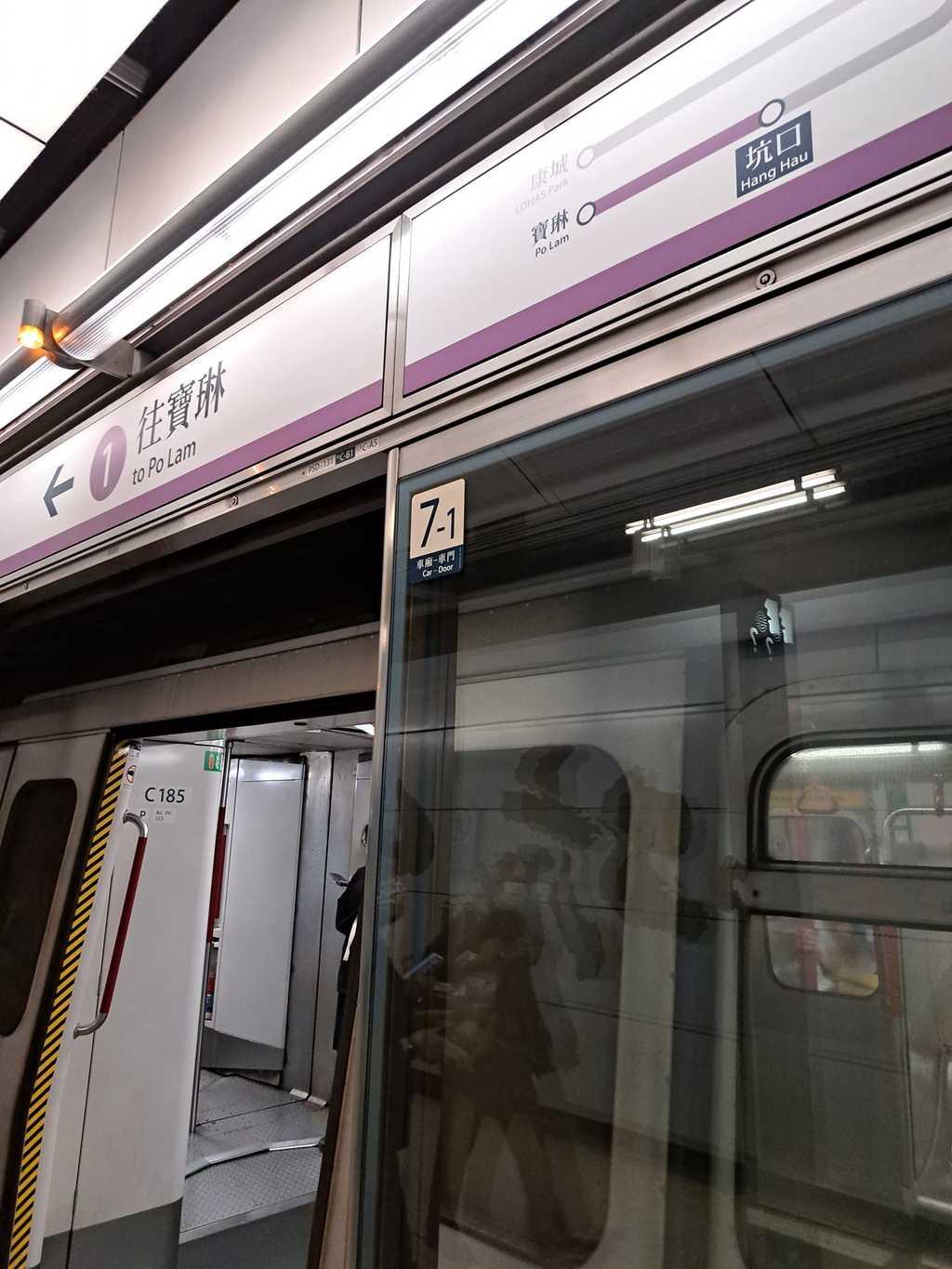 港鐵再現屎蹤,有網民在港鐵車廂座位上驚見屎漬。(「將軍澳主場」圖片)