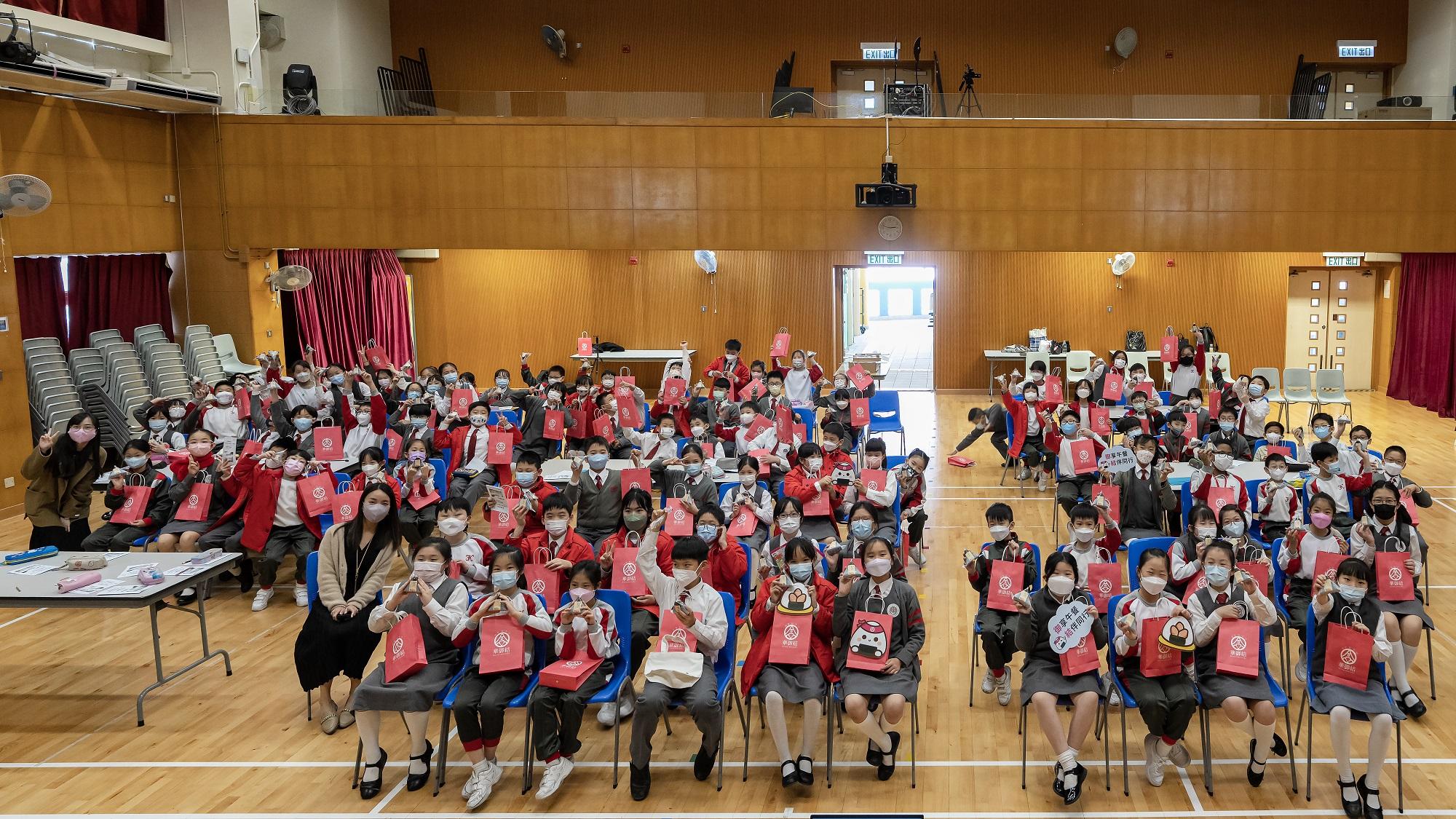 至現今為止,已有10間學校的學生參加校園創意思維工作坊,總人數超過6,000人。學生內容豐富的工作坊後,高興地展示送贈的禮物。