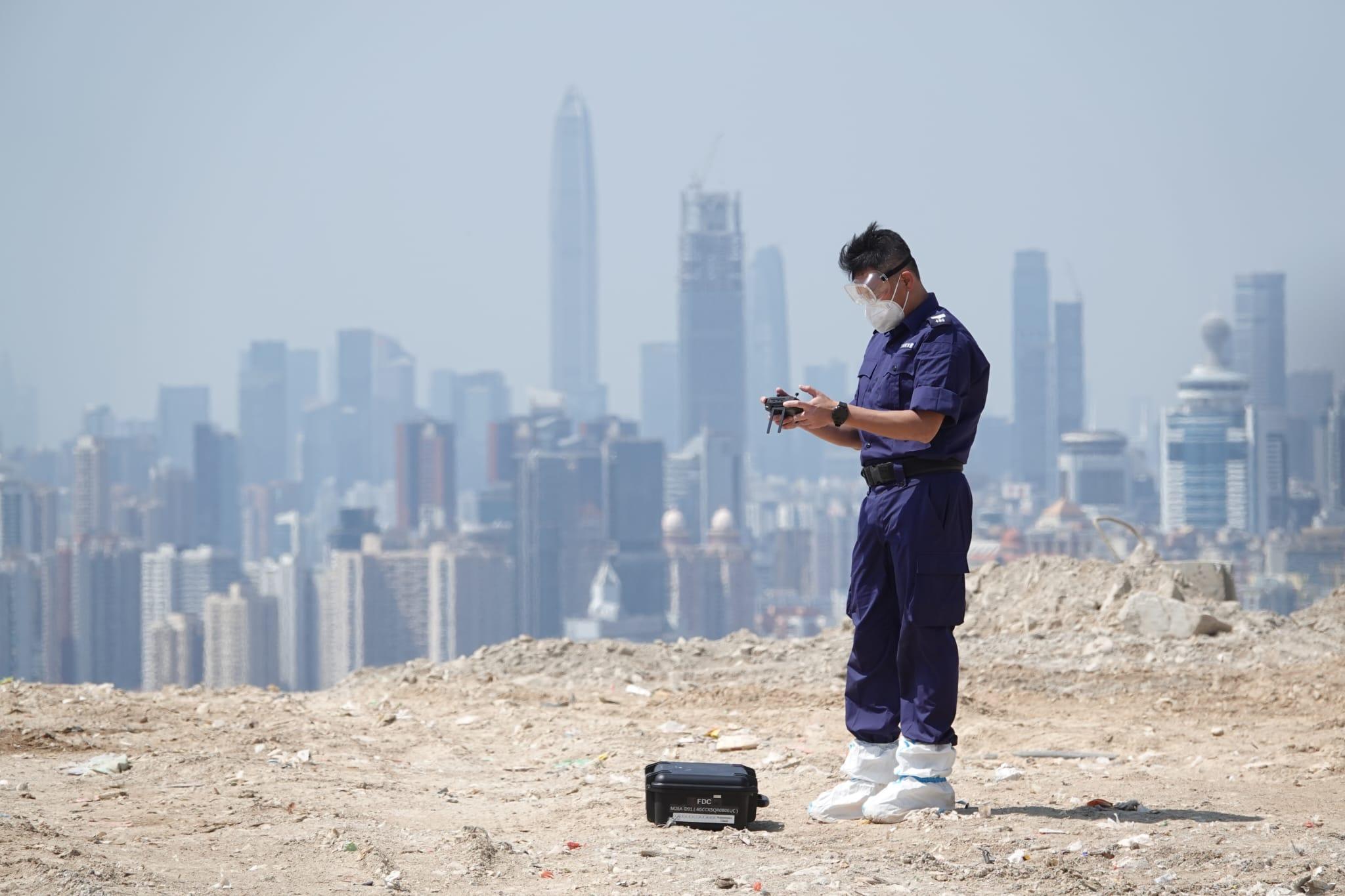 現場有警員用航拍機視察。(陳奕釗攝)