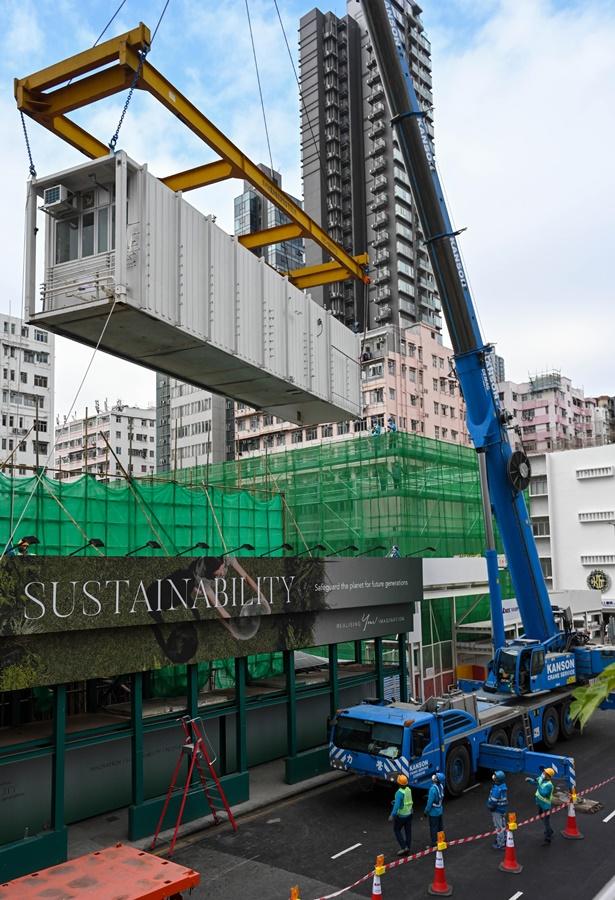 本港首個組裝合成過渡性房屋「南昌220」今日開始拆遷。(政府新聞處圖)