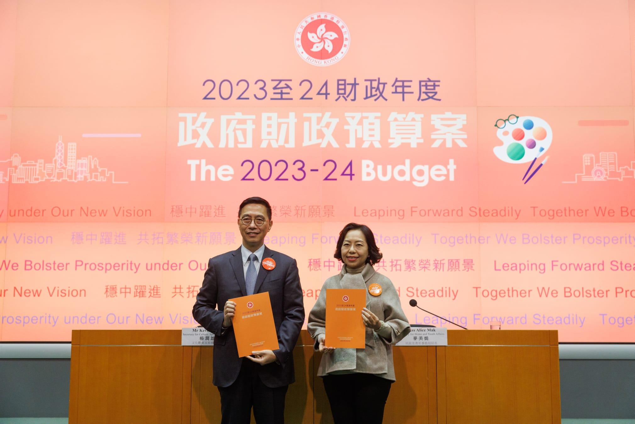 楊潤雄(左))和麥美娟下午見傳媒,闡述新一份《財政預算案》中,其政策範疇的相關措施