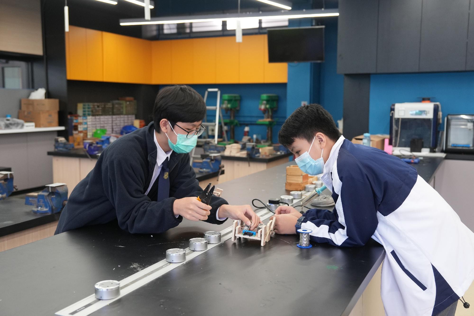 同學正在創作STEM作品。