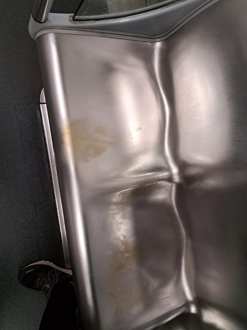 港鐵再現屎蹤,有網民在港鐵車廂座位上驚見屎漬。(「將軍澳主場」圖片)