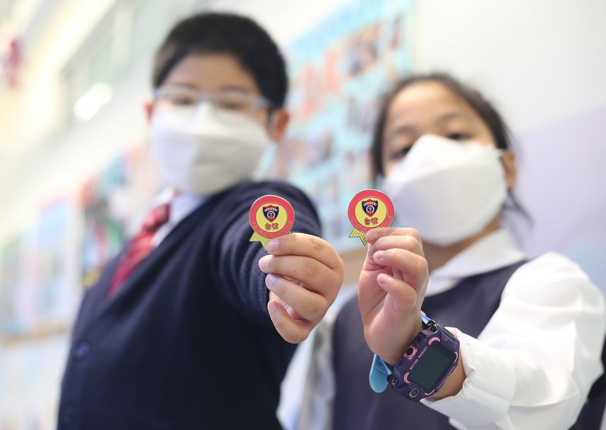 學生於「新」星達「仁」獎勵計劃成績達標,可獲頒發襟章以作獎勵。