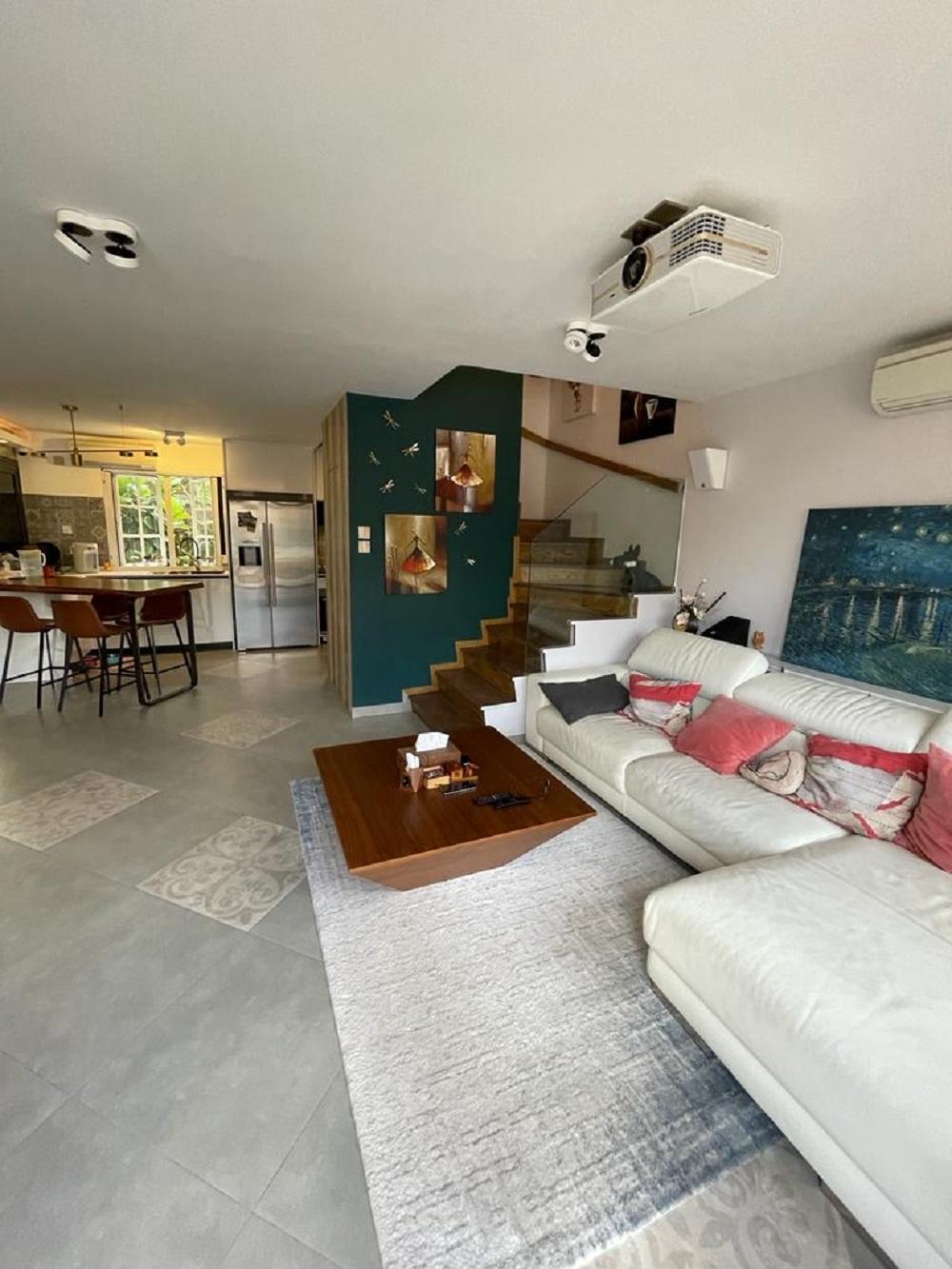 客廳空間寬敞,擺放大型梳化後,亦有不少活動空間。