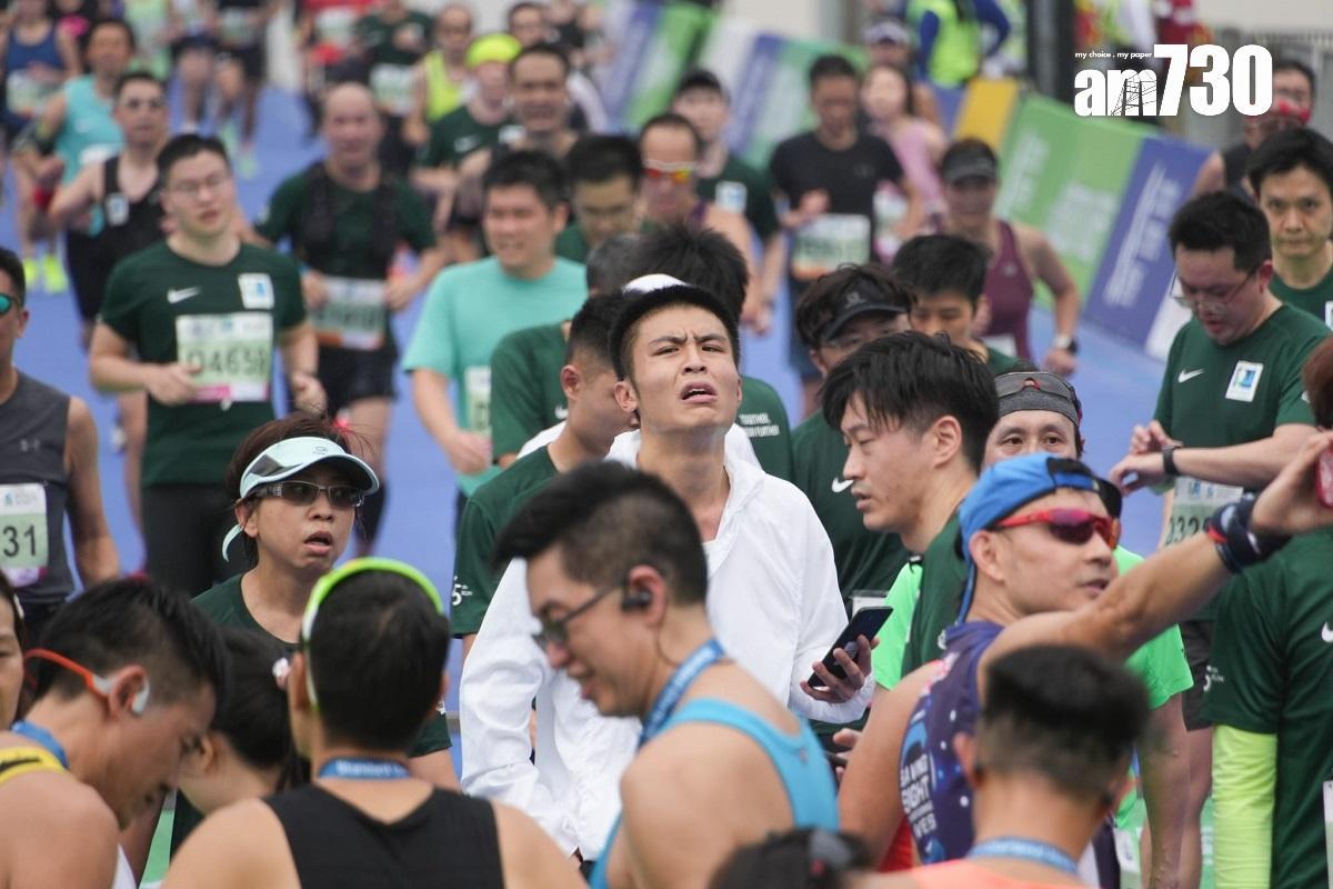 昨日渣馬,懷疑未有報名的劉馬車(白外套者)沿賽道一直跑到終點維多利亞公園。(資料圖片/李睿哲攝)