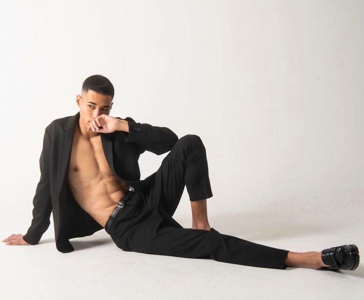 混血男模澤井一希現年26歲,操得一身結實肌肉。