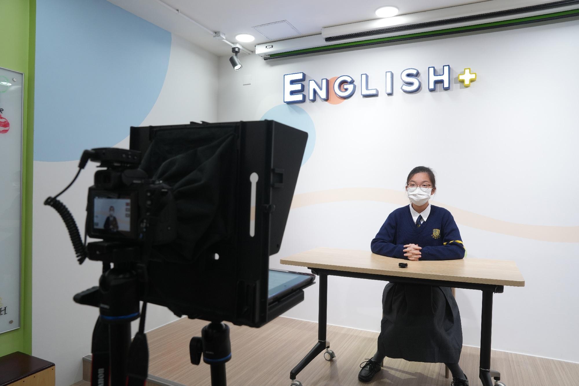 學生以標準流利的英語作廣播。