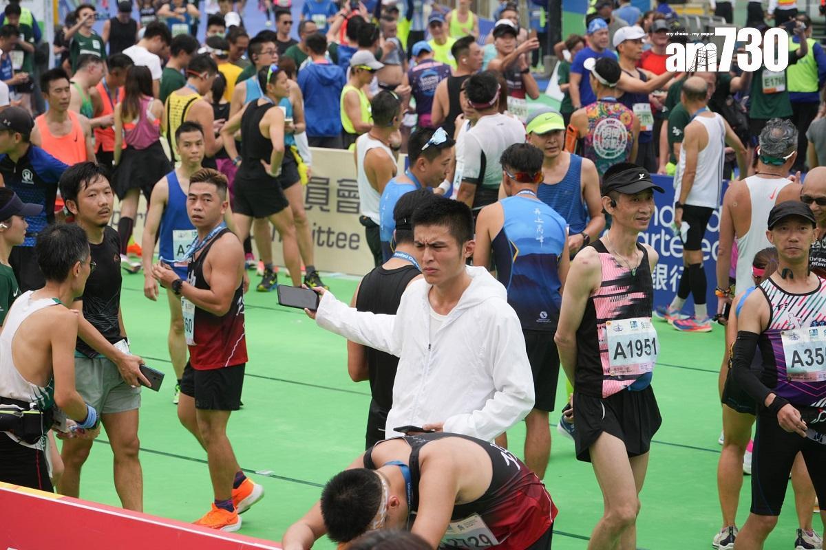 昨日渣馬,懷疑未有報名的劉馬車(白外套者)沿賽道一直跑到終點維多利亞公園。(資料圖片/李睿哲攝)
