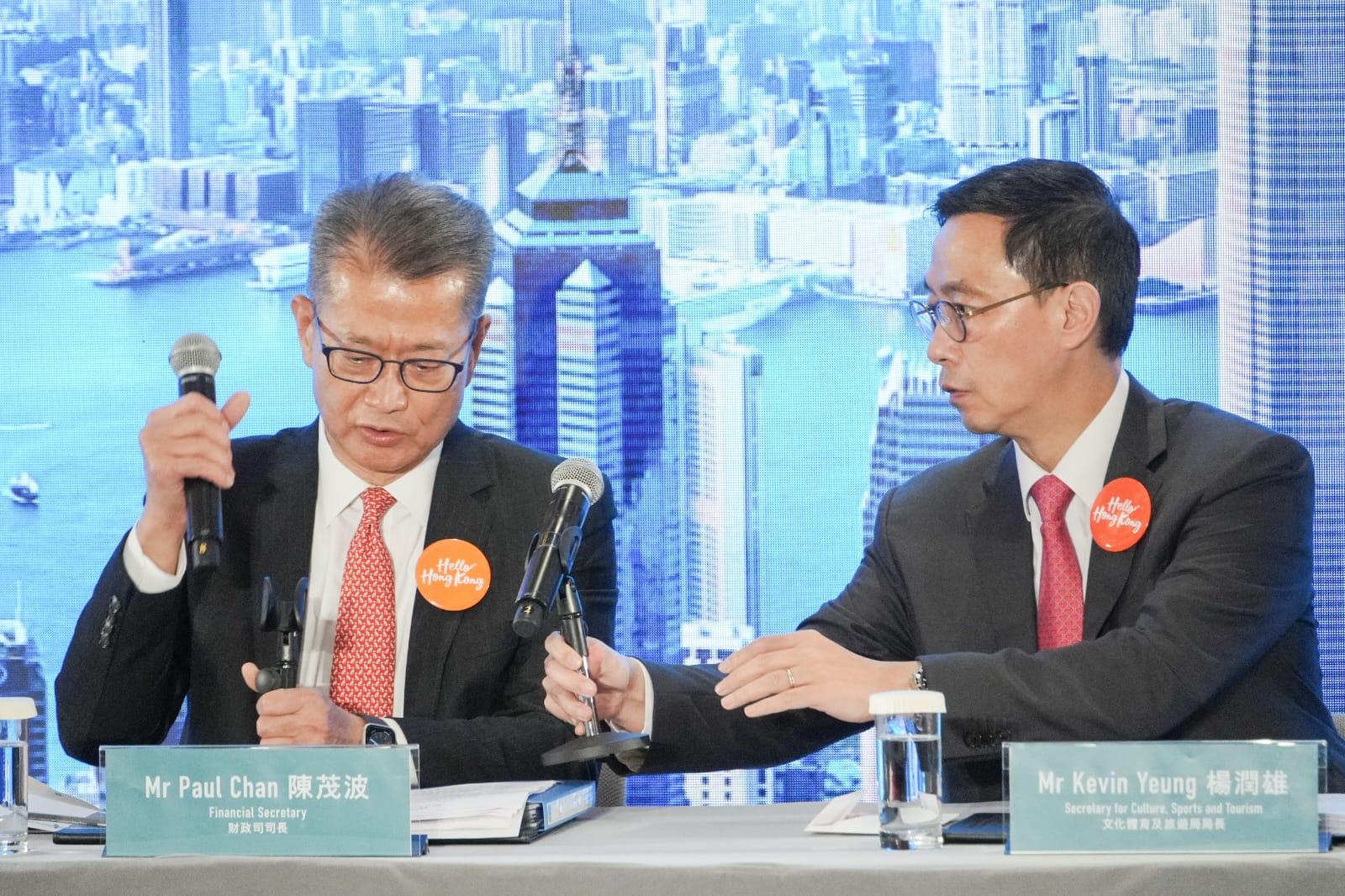 陳茂波發言時,咪高峰有些微故障。(李睿哲攝)