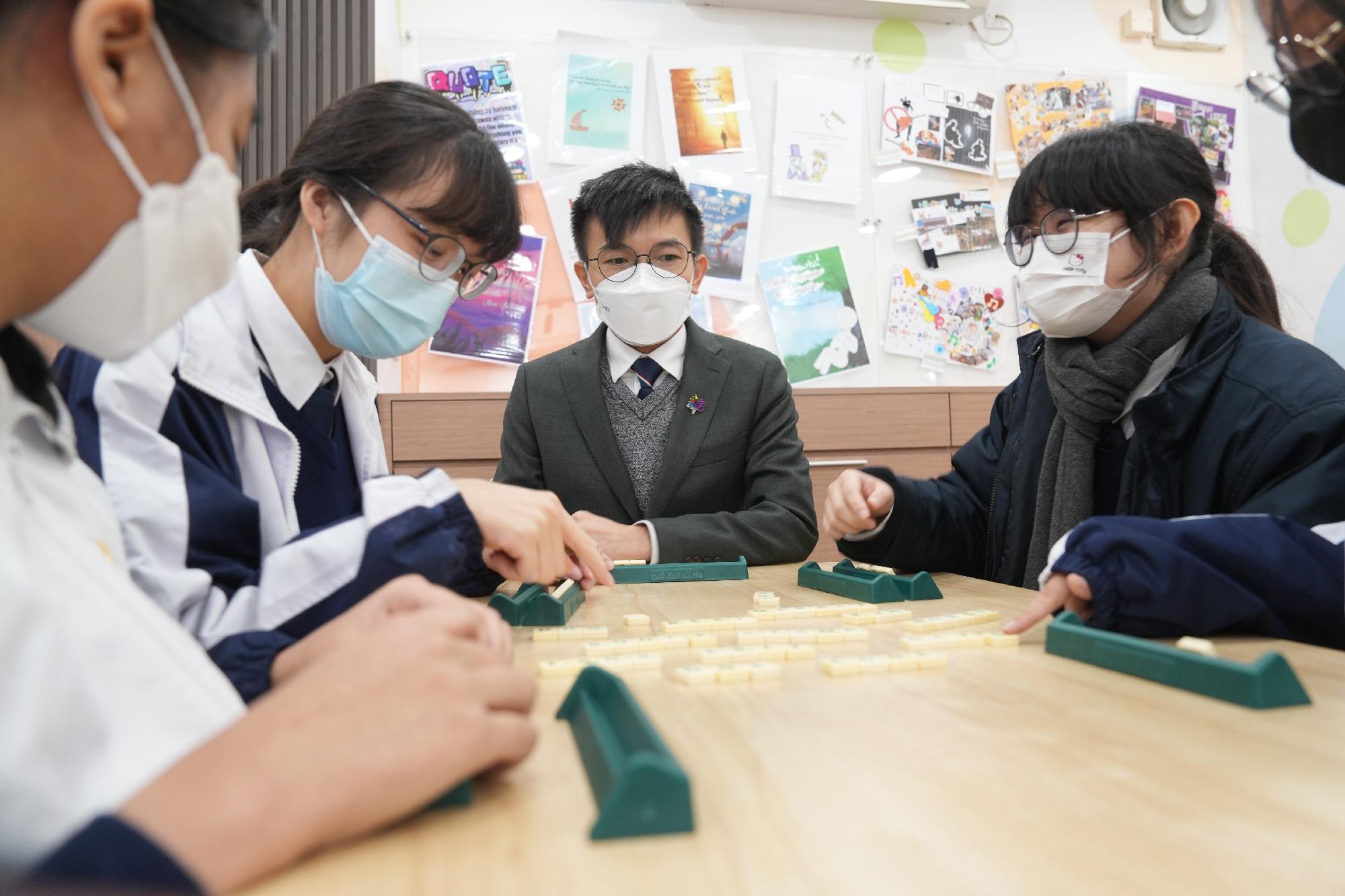 徐校長與學生玩拼字遊戲,相處融洽。