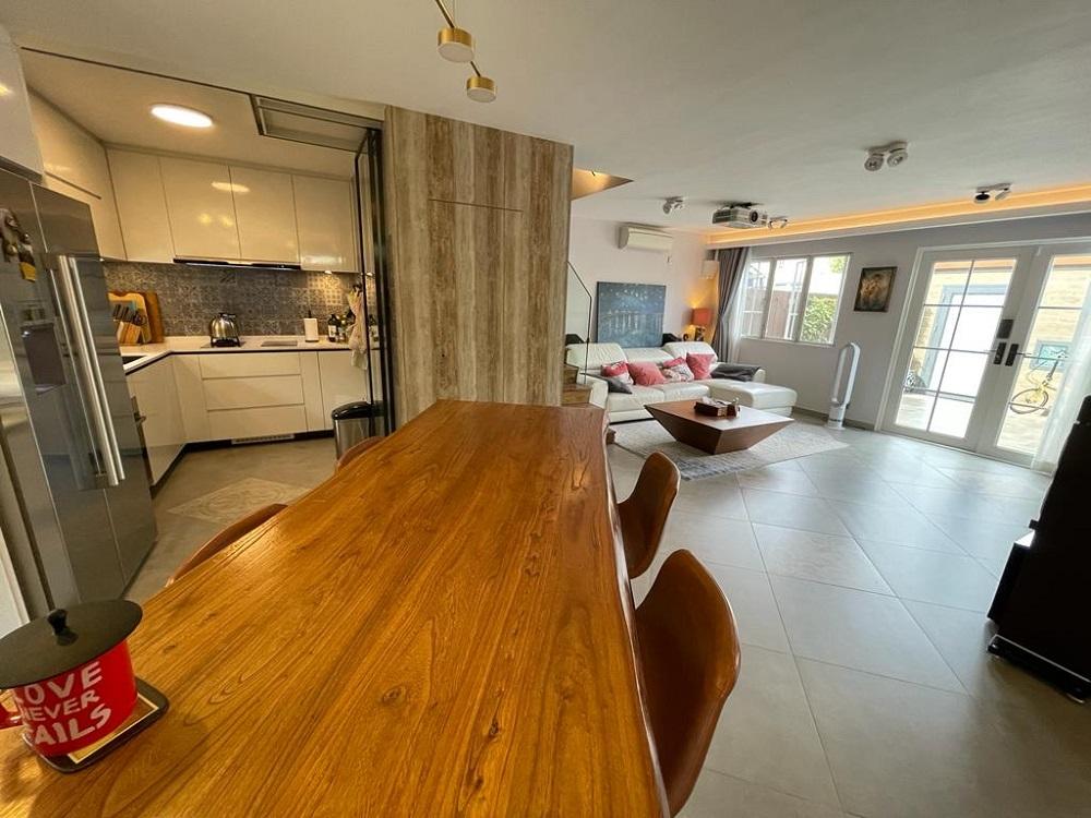 飯廳旁為半開放式廚房,而廚房和樓梯之間,「偷」出部分空間作為小儲物間,相當實用。