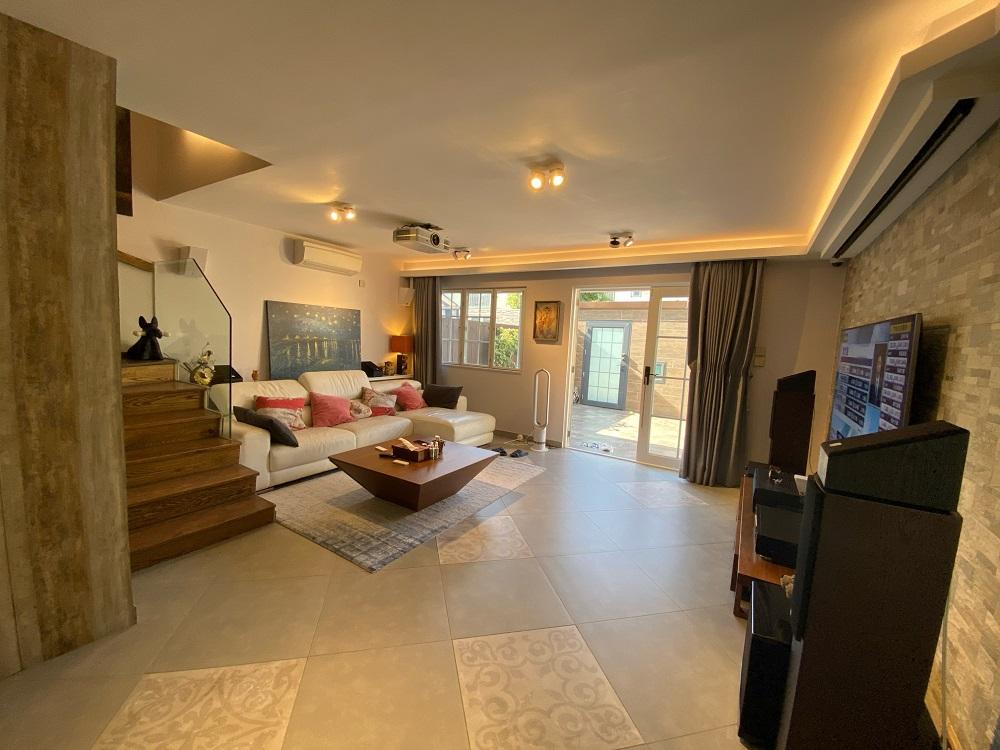 客廳的電視與梳化的距離頗遠,可見面積闊大。