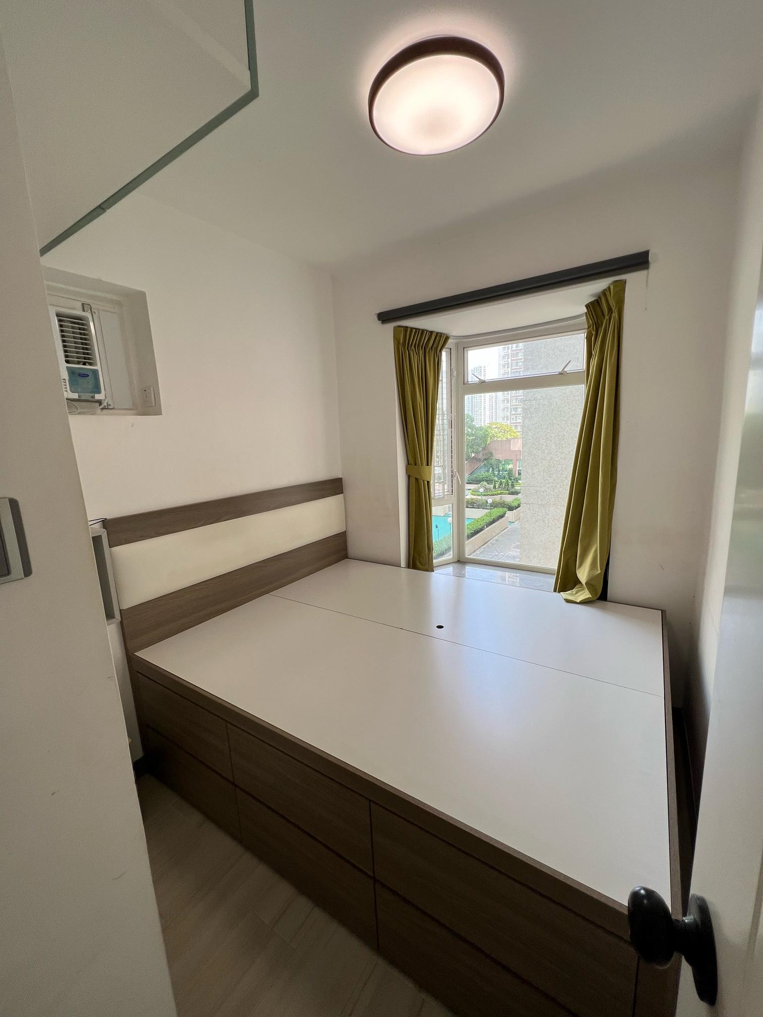 睡房擺放雙人床後,仍有不少活動空間,其中一邊牆更裝有吊櫃,增加收納空間。