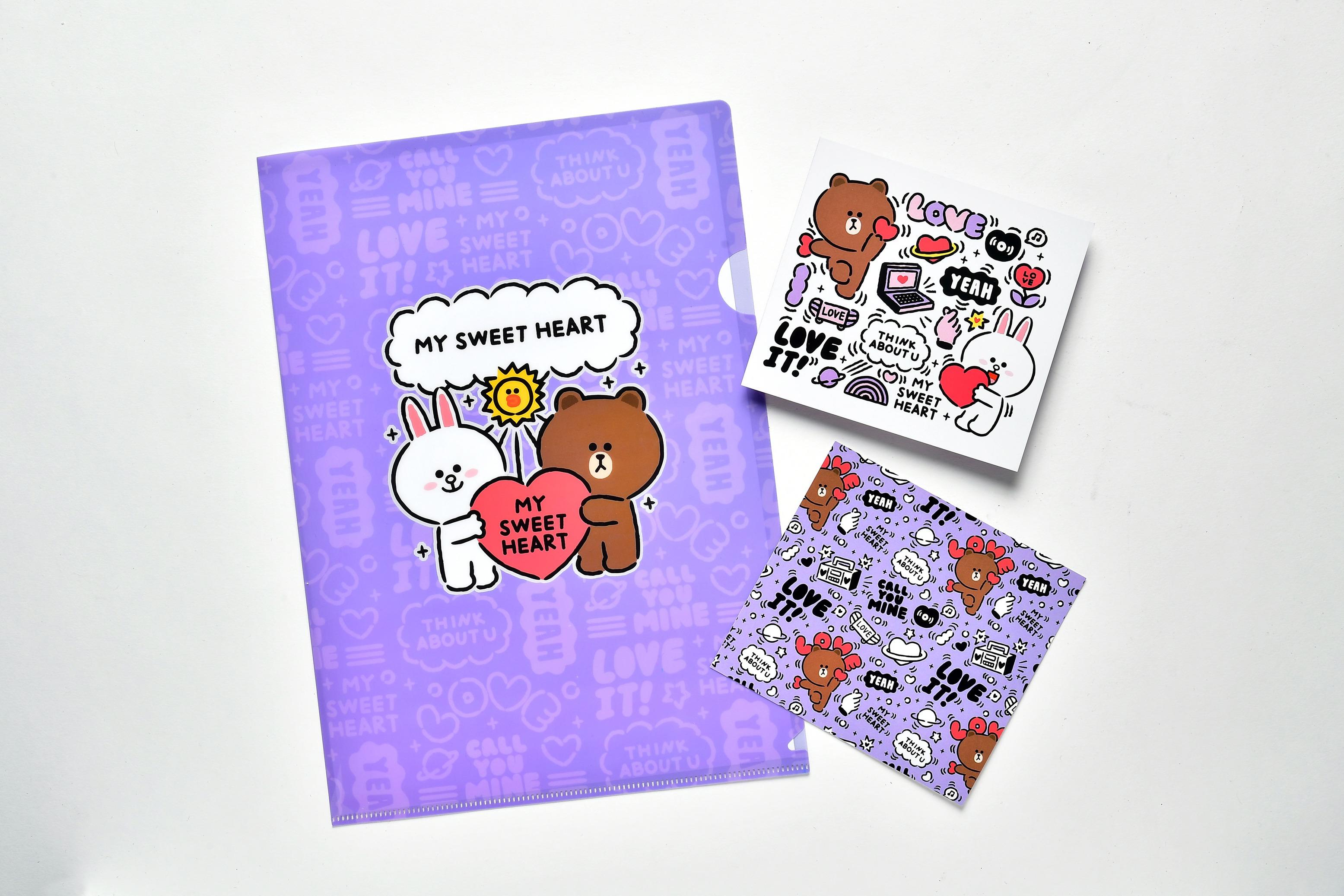 活動限定版A4 Folder (左)及活動限定版明信片兩張(款式隨機,一共四款)