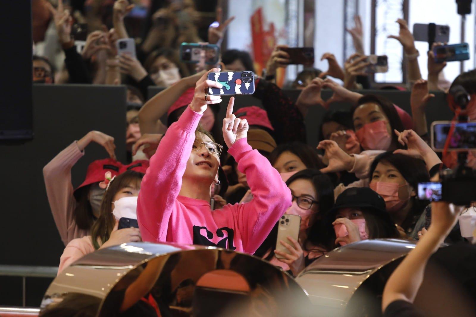 Anson Lo全方位與神徒自拍。(林俊源攝)