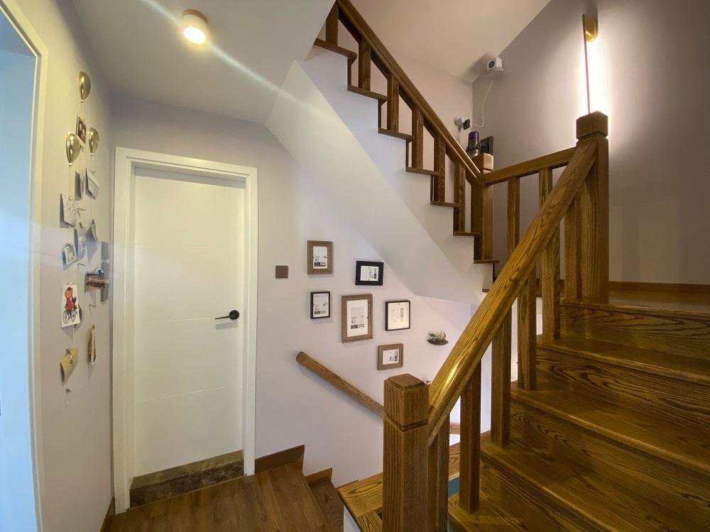 樓梯位亦花過心思設計,木製樓梯用料不俗。