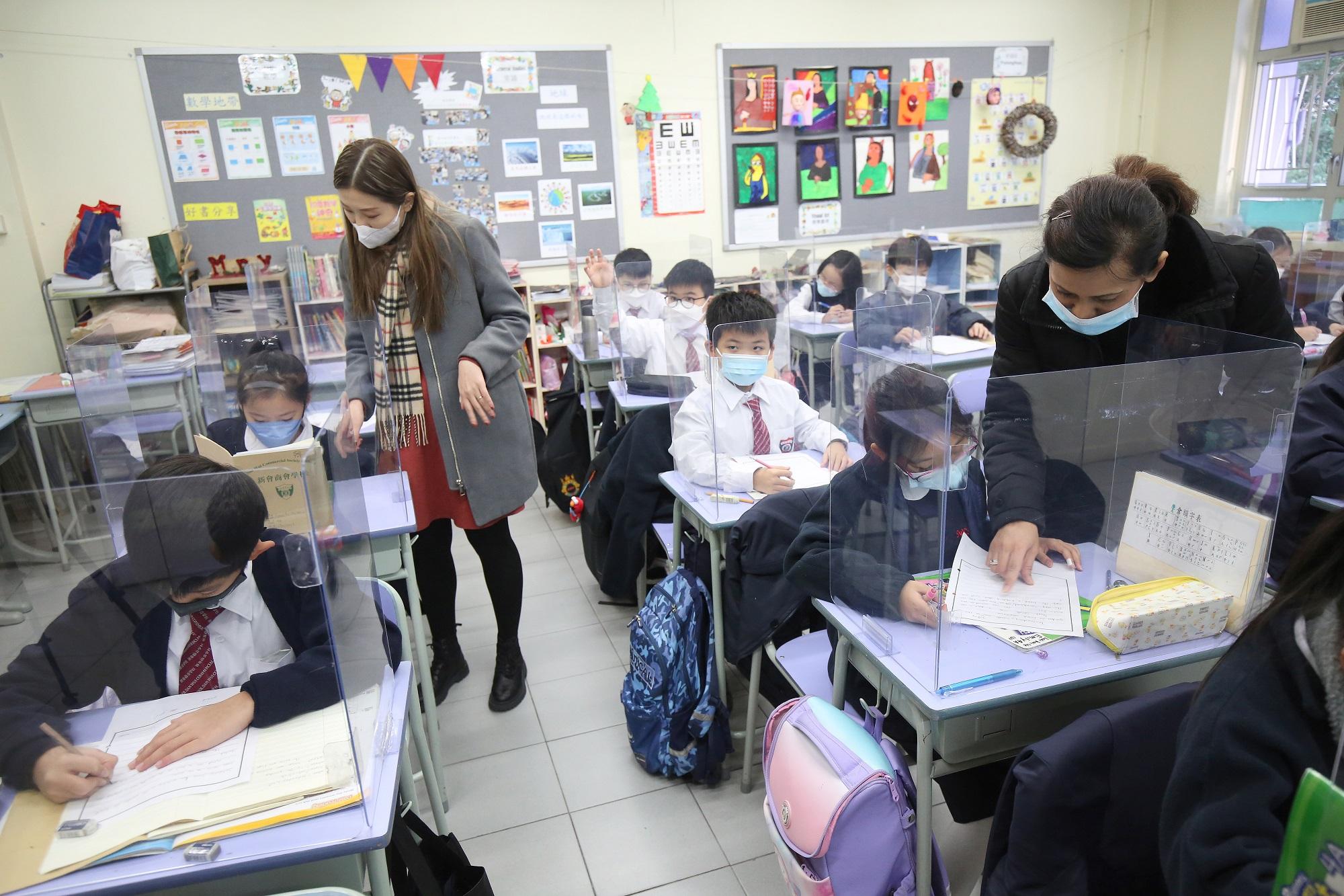 聘有三位外籍英語教師,分別教授寫作、閱讀及單元課題學習技巧。