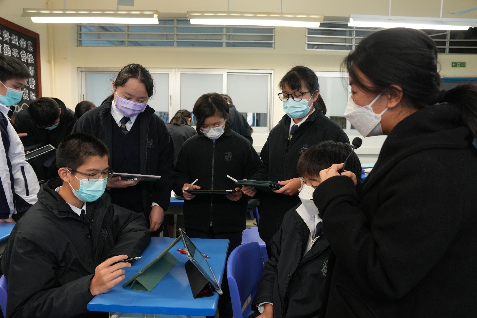 以英語進行小組討論。