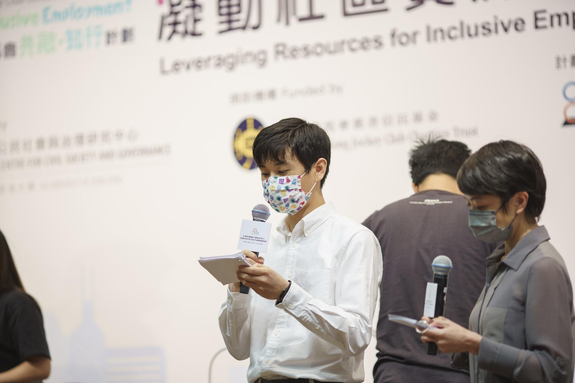 Michael現於協康會嘗試不同崗位工作,例如拍攝MV、擴香石製作及擔任司儀等。