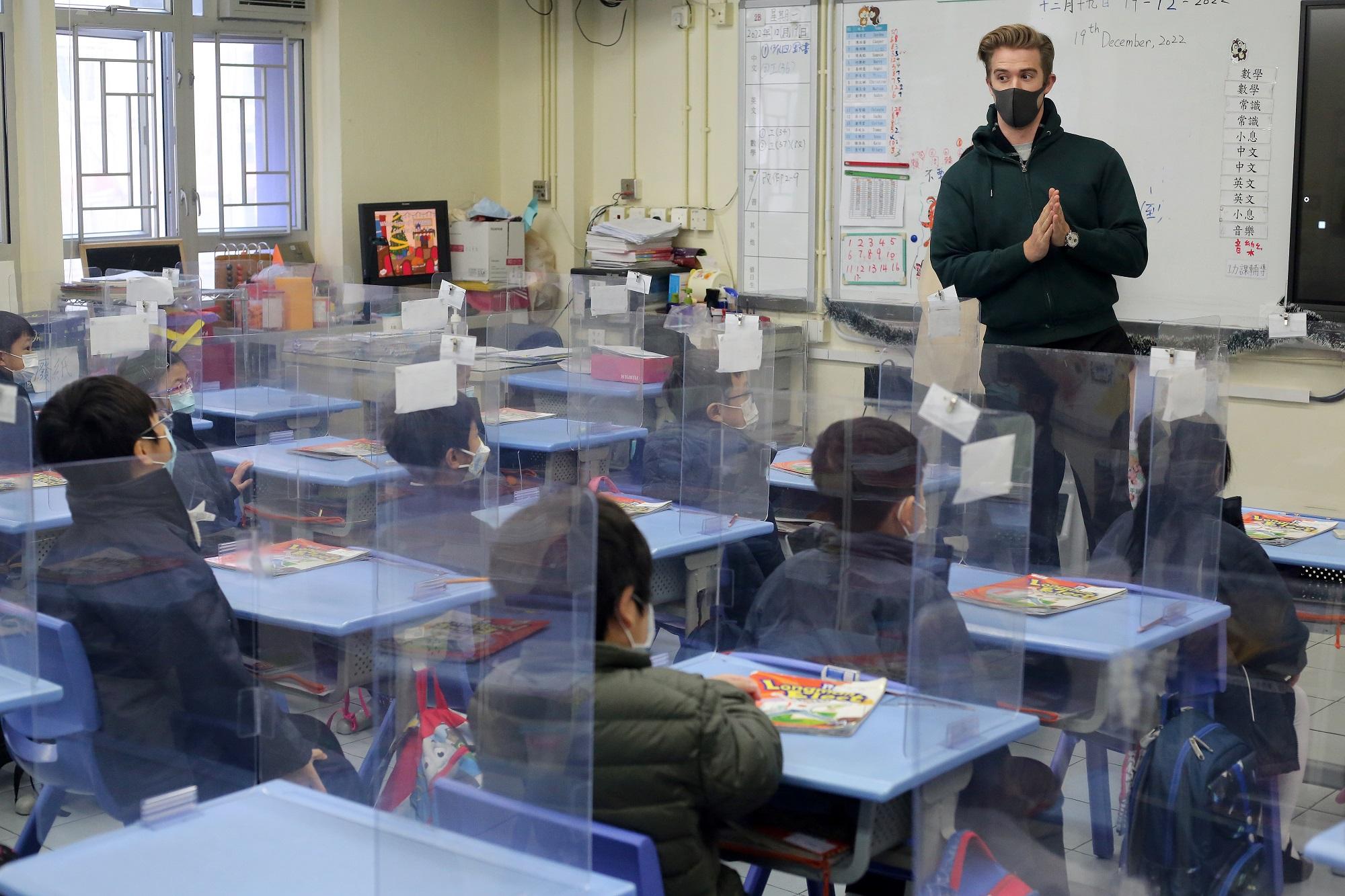 聘有三位外籍英語教師,分別教授寫作、閱讀及單元課題學習技巧。