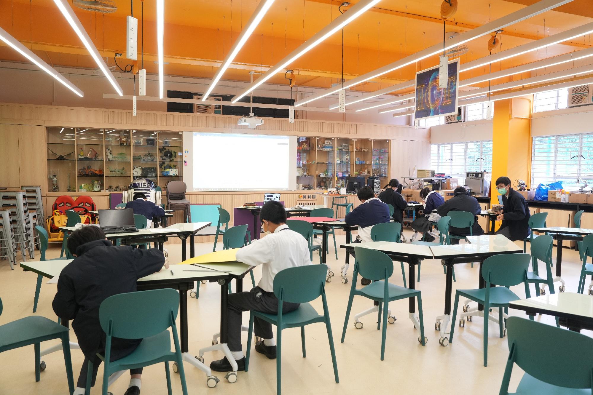 學生埋首於藝術創作。