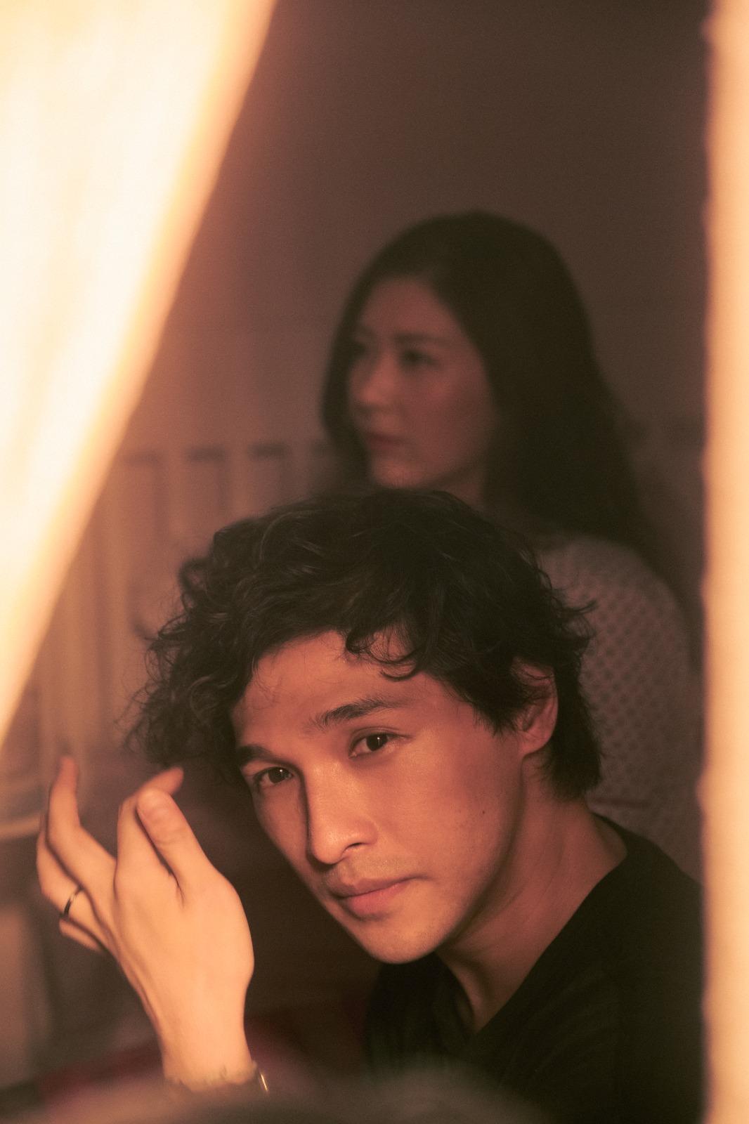 又南表示拍攝這場戲時非常尷尬,因為他在床上不停流汗。