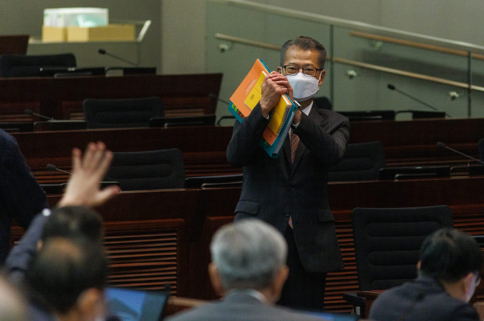 陳茂波指,香港比新加坡有有真山好玩好多。圖為他今早出席立法會。(蘇文傑攝)