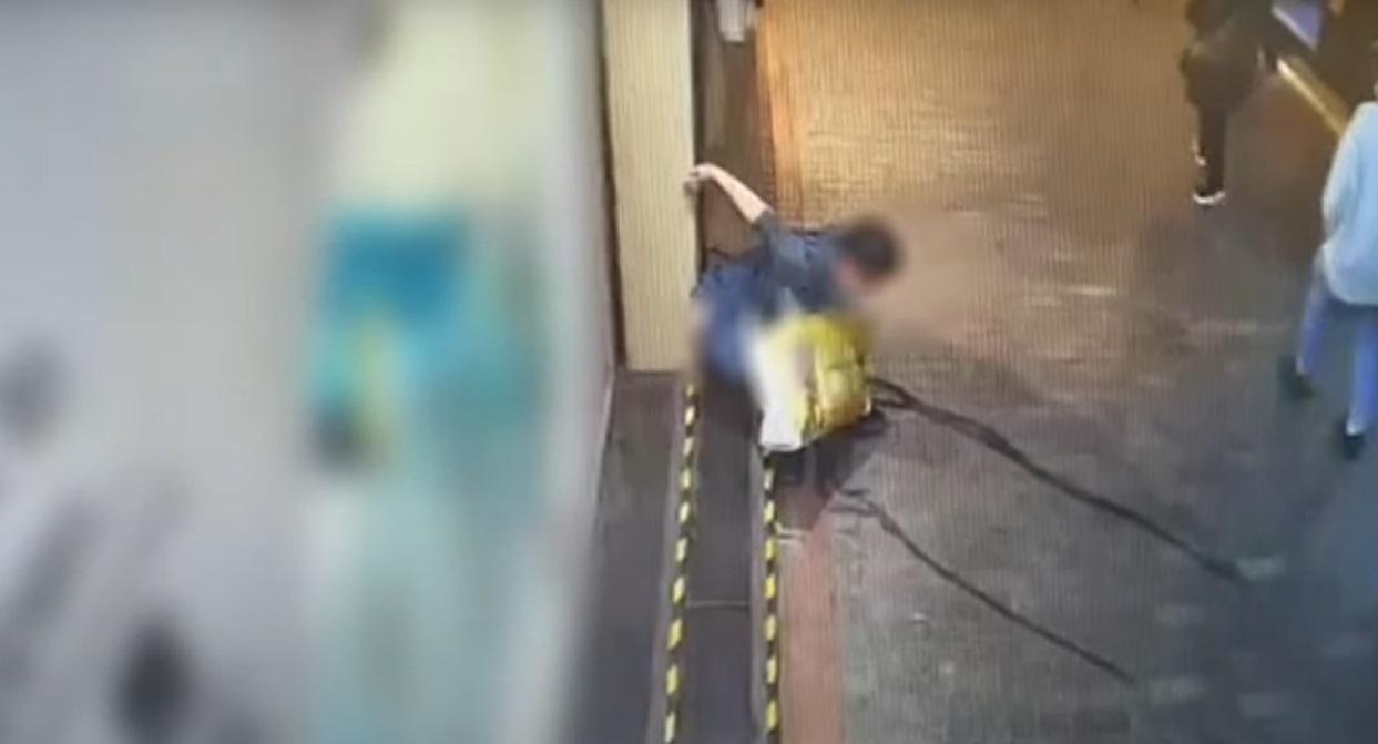 大媽排出兩條「尿泉」。(TVB東張西望YouTube截圖)