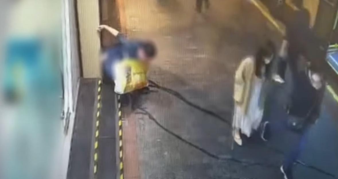 有途人直行直過。(TVB東張西望YouTube截圖)