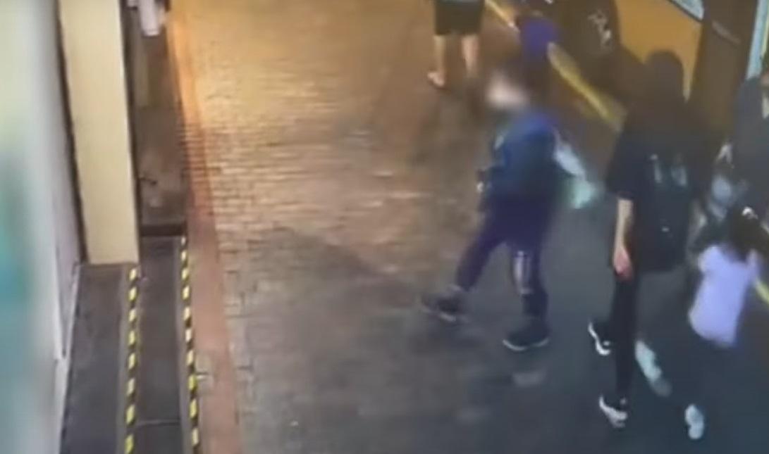 大媽由巴士落車,隨即走到路旁的診所門前。(TVB東張西望YouTube截圖)