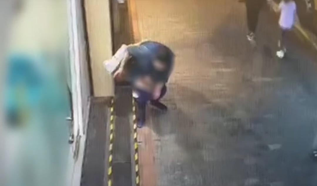 大媽除下褲子,蹲在路邊。(TVB東張西望YouTube截圖)