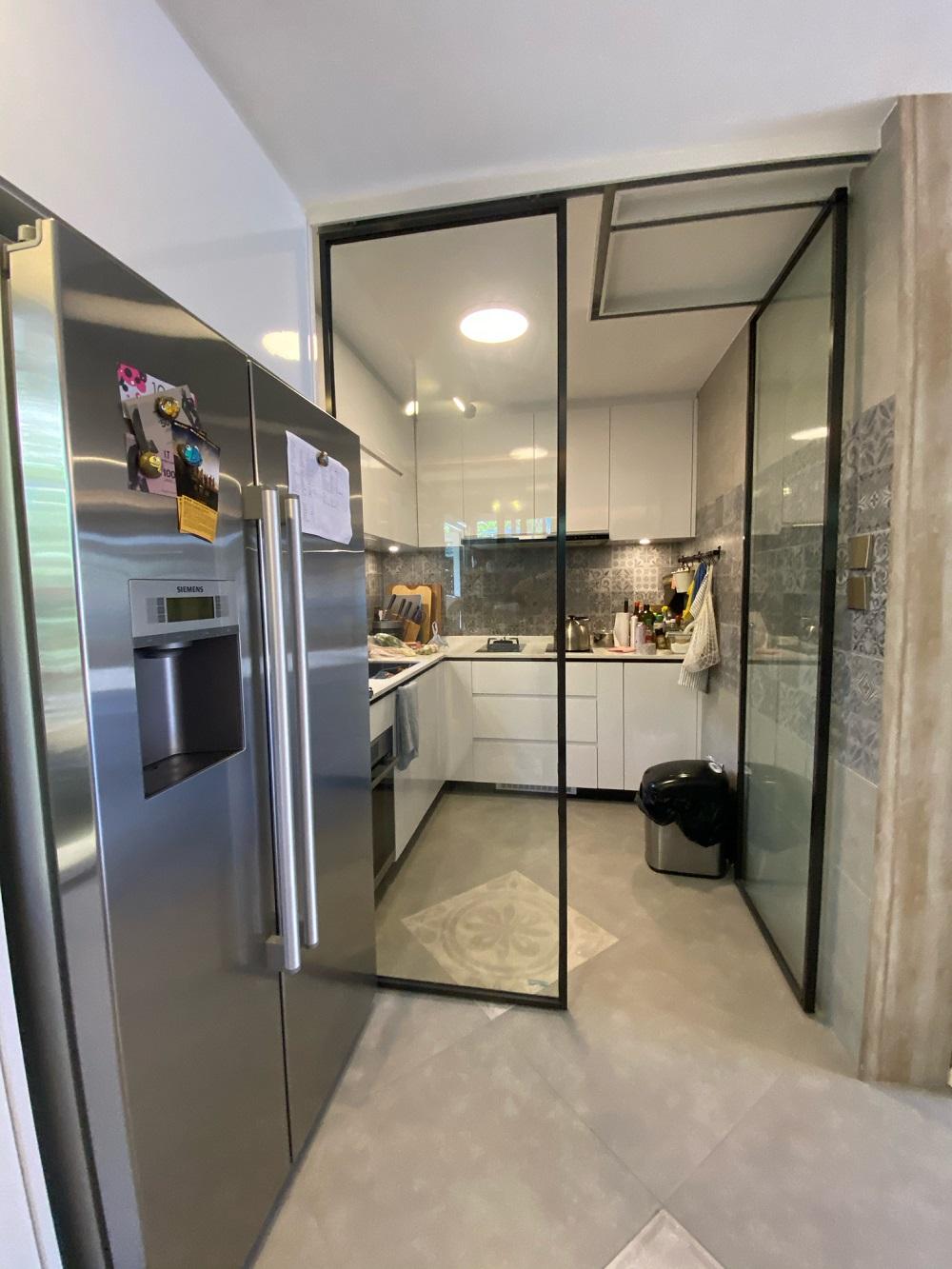 廚房設有黑框玻璃趟門,下廚時方便阻擋油煙。