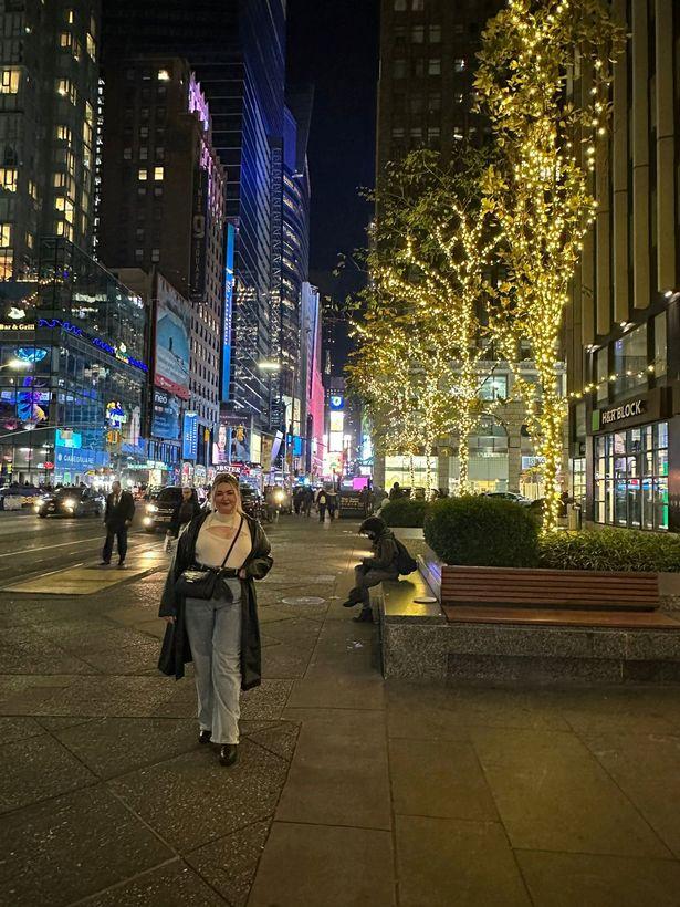 凱莉雖然去不成度蜜月,但獲贊助跟友人去了一趟紐約。(互聯網)