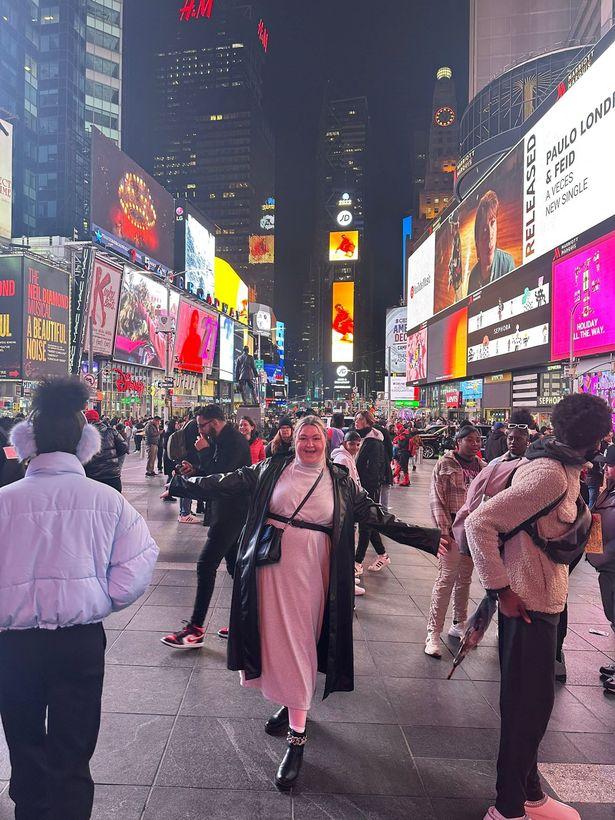 凱莉雖然去不成度蜜月,但獲贊助跟友人去了一趟紐約。(互聯網)