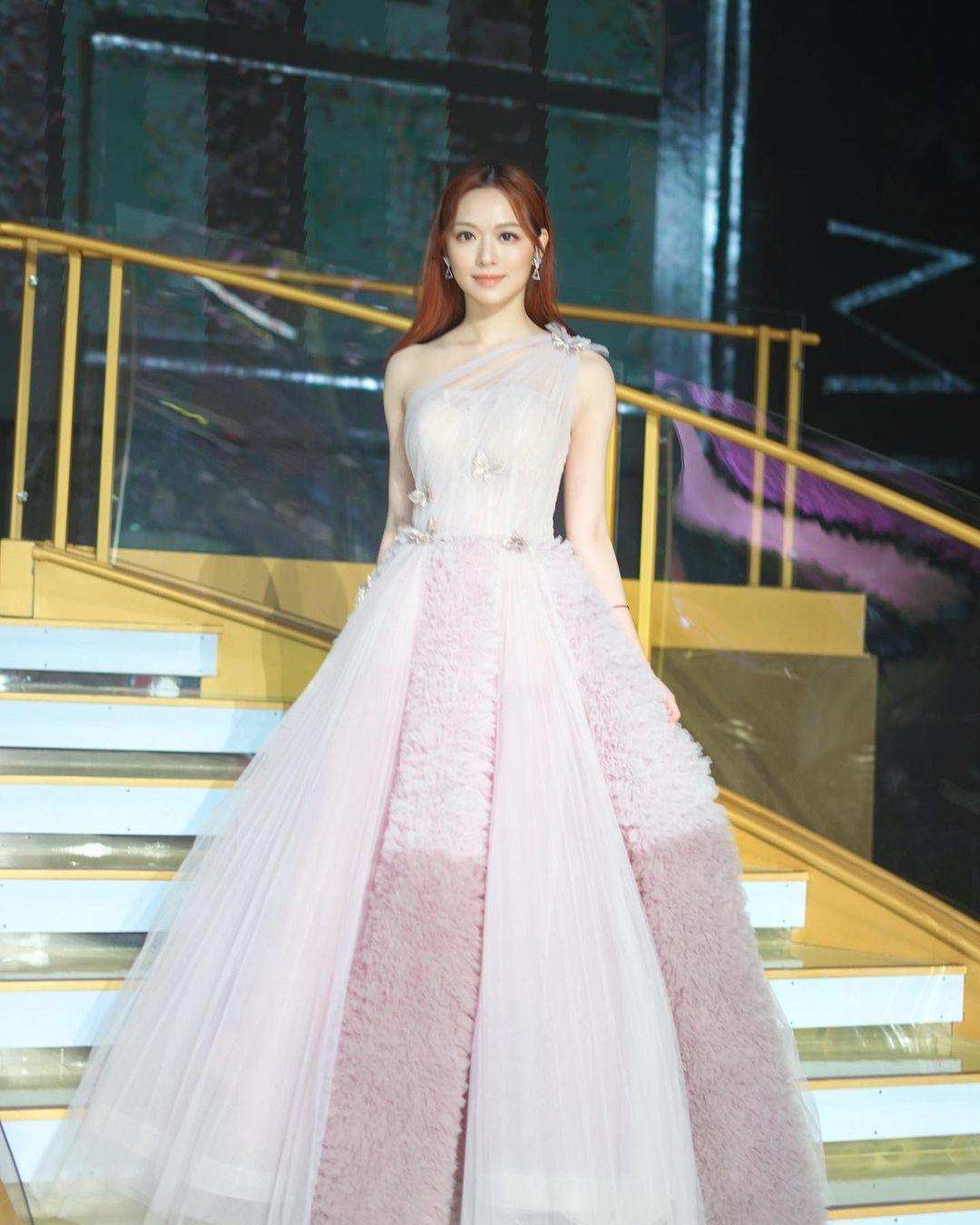 網民揣測馮盈盈是否為離巢轉行而鋪路。