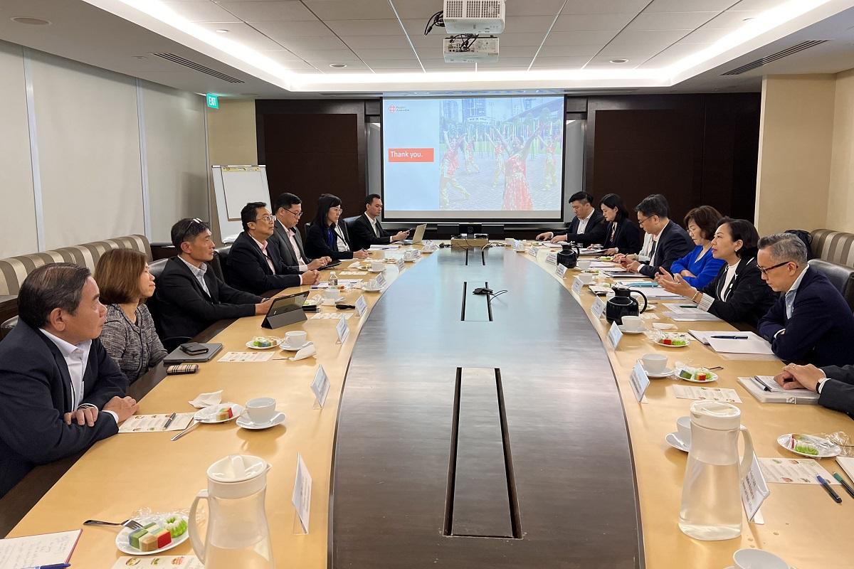 麥美娟(右二)到新加坡人民協會與卓榮能(左三)會面交流。(政府新聞處)