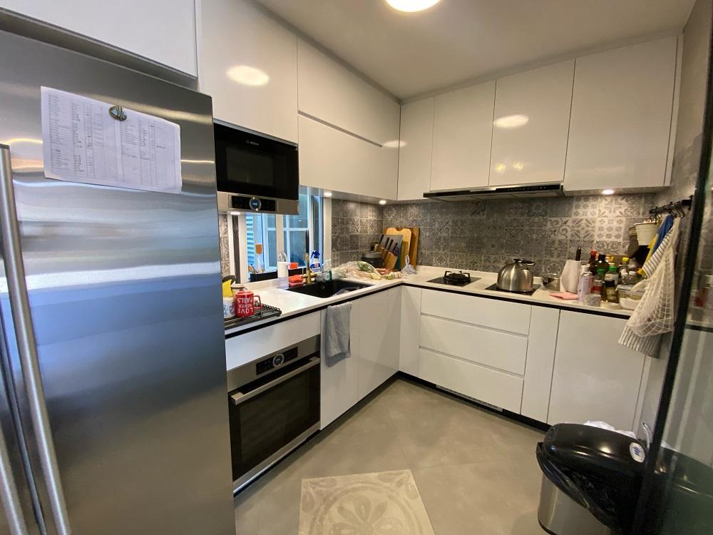 白色L型組合廚櫃新淨實用。