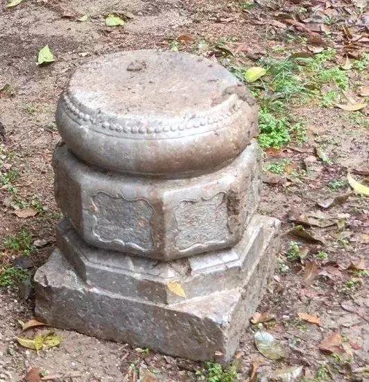 被唐男偷走的「石墩」。(互聯網)