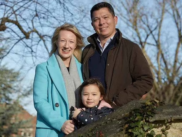 帕蒂森與丈夫及女兒被形容是「正常及開心的家庭」。(互聯網)