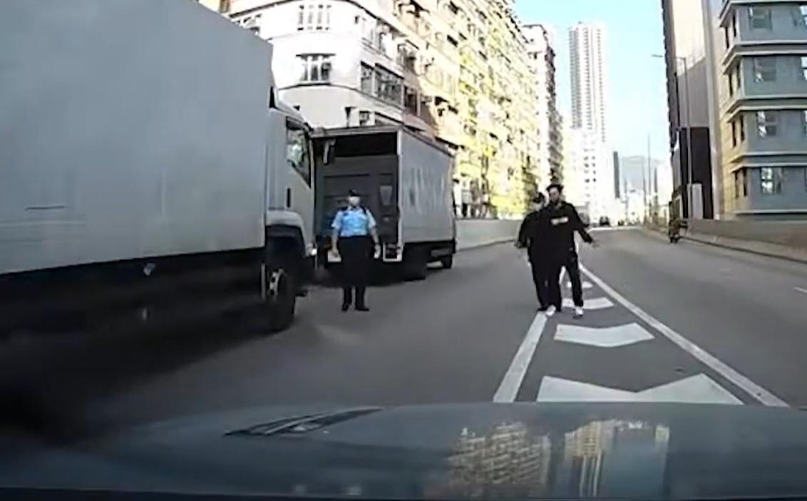 車Cam直擊|男子西九龍走廊衝出路中心 警員制服拖回安全位置