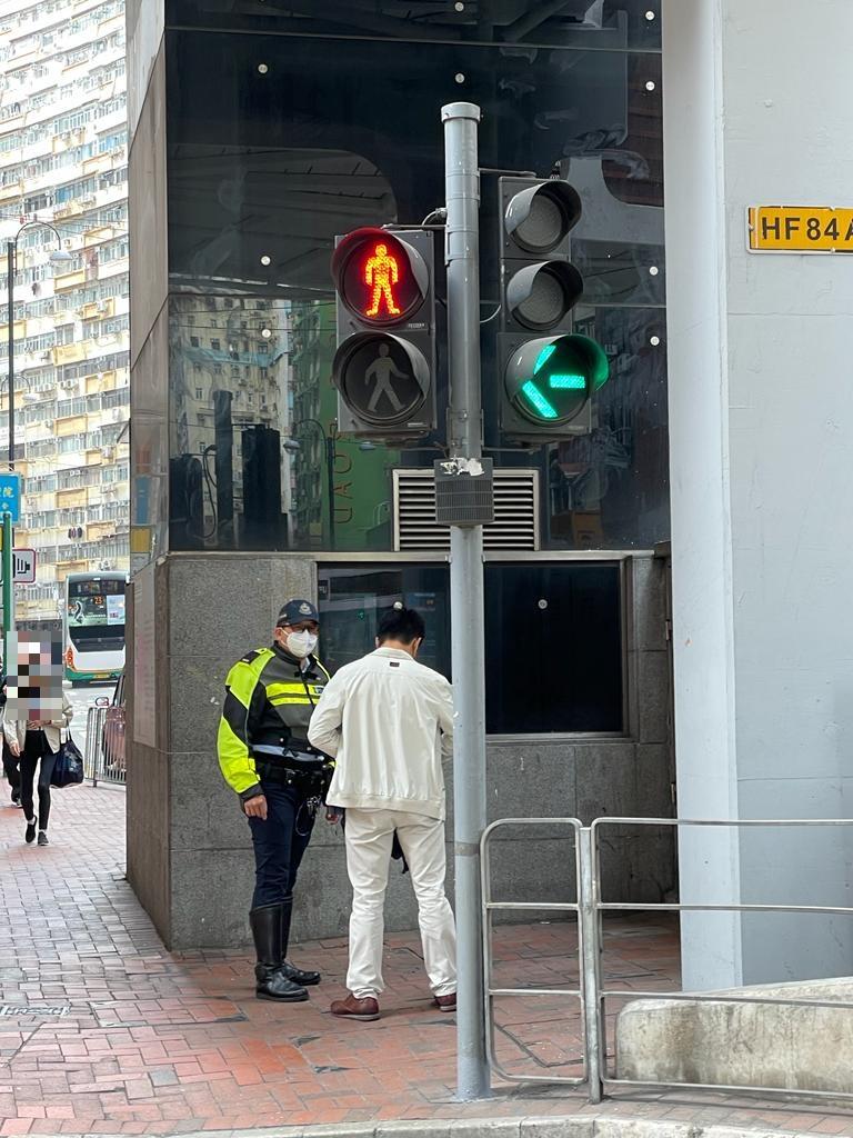 警方港島打擊亂過馬路發88張傳票5警告