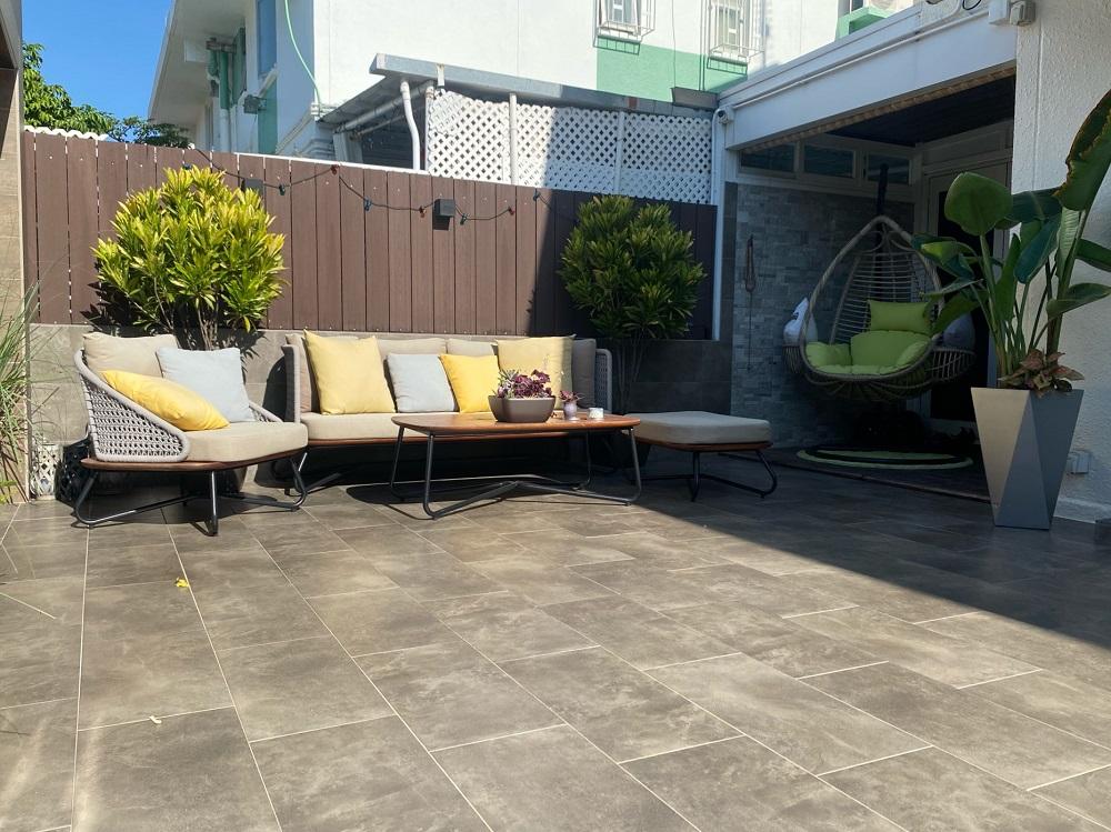 面積有902方呎的大花園,部分位置以戶外木板加高,提升私隱度,整體裝修亦新淨美觀。