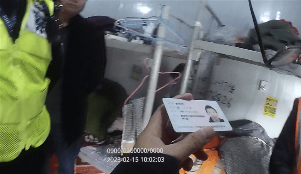 警方發現該名64歲男子使用假身份證在地盤打工。(互聯網)