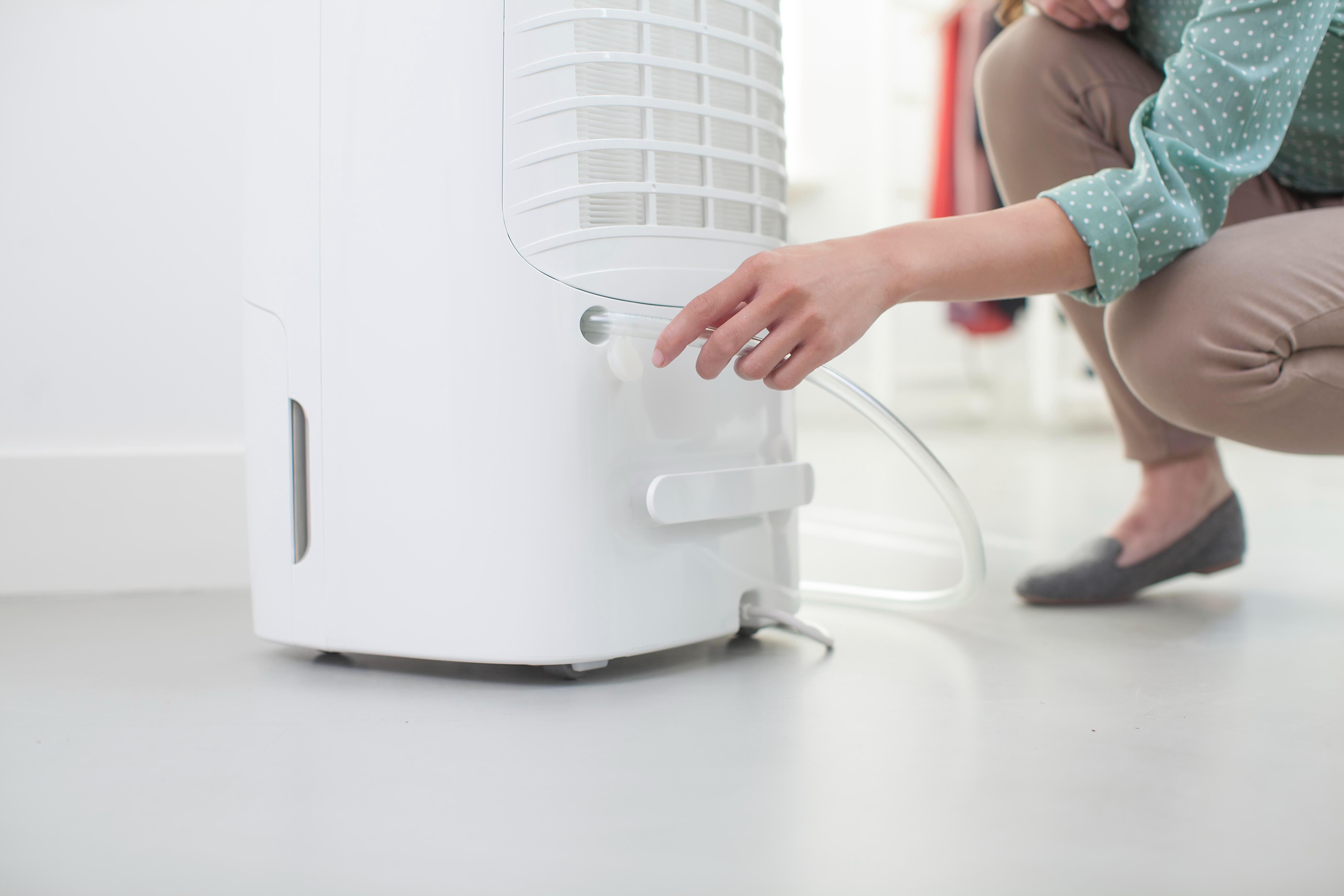 抽濕機備有濾網更換提示,提示適時清潔前層濾網或HEPA濾網;而當水箱滿水時會發出提示,並自動關機以免水溢出。