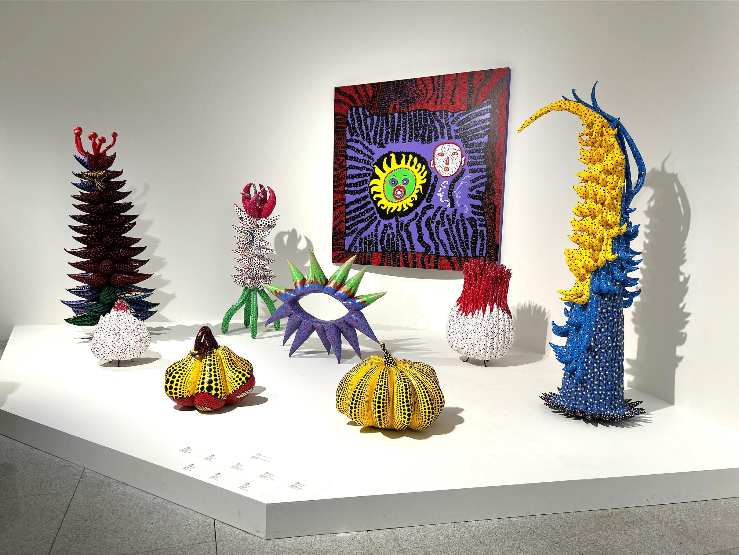 草間彌生美術館在2017年正式揭幕,樓高五層,展品以畫作、雕塑和裝置藝術作品為主,館內展覽主題定期更新